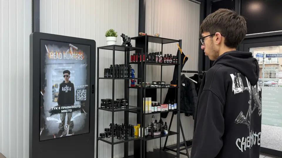 AR mirror experience for Headhunters barbershop